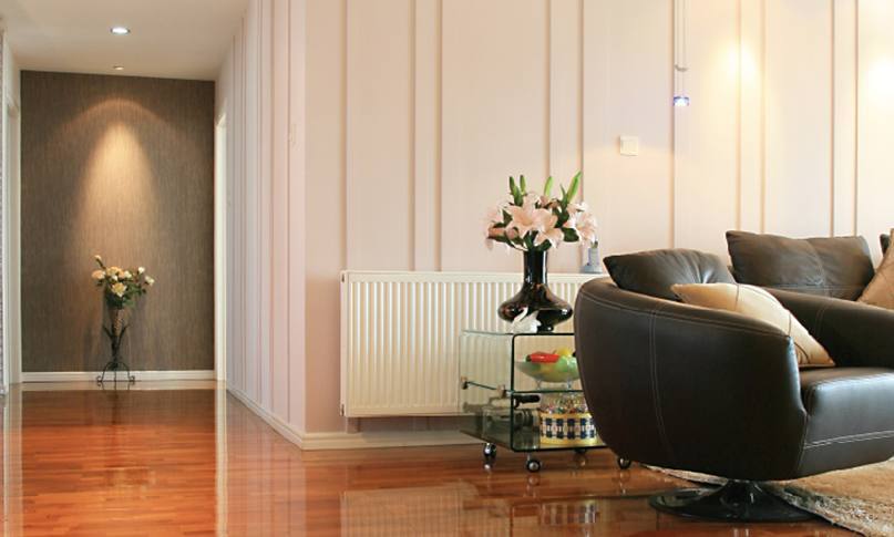 1565852409651070.jpg 在我們挑選暖氣片時,不僅要看價格,還要看產品和服務,才能避免吃虧上當。
選擇暖氣片從哪些角度出發?
1.看材質
材質影響到產品的使用和壽命。廠家選擇的材質過關,不僅在使用中減少漏水等問題,還能夠延長暖氣片的壽命。用戶在挑選材質時,可以咨詢一下鋼管或銅管的壁厚,一些特殊產品的片頭和壁厚是不同的,片頭需要加厚,才能抵抗住常年侵蝕。材質要求均勻,無凸起,無水波紋。
2.看安裝
很多廠家都有自己的安裝隊,或者有固定合作的安裝隊。安裝人員統一持證上崗,經驗豐富。對自己工廠的產品也比較了解,在測量、方案設計中考慮細致全面。暖氣片安裝時噪音小,測量、打孔、懸掛、打壓等步驟齊全考究,接口緊密,管路布局橫平豎直,彎管接頭少。
3.看工藝
暖氣片的生產工藝和品牌廠家密不可分。有些不良小廠家采用回收二手暖氣片,簡單去銹刷漆之后再投放市場,雖然暖氣片價格很便宜,但這種暖氣片往往使用不了一兩年就會漏水。真正品質好的暖氣片,往往通過下料、打孔、焊接、組裝、打壓、打磨、噴涂等幾十道精細工序生產而成,后還有嚴格的質檢。這樣的暖氣片使用起來才會安心。
4.看售后
正規產品都有相關的質保協議,在質保期內出現質量問題可以免費更換,因為暖氣片的品質問題給用戶造成的財產損失,還可以通過保險賠付。強大妥善的售后不僅是品牌實力的體現,也是產品過硬品質的體現。
5.看品牌
一款品牌形成往往需要多少年的沉淀和口碑傳播,才能在市場上占領一席之地。品牌類廠家,不僅有實力在選材、工藝方面投入較高的成本,在后期服務上也有相關的保障。一旦產品出現問題,可以免費更換,出現暖氣片不熱等問題,還可以上門維修。不會出現暖氣片漏水等問題找不到廠家、相互推卸責任等問題。
挑選暖氣片時,不僅要看價格,還要看產品和服務,才能避免吃虧上當。
更多資訊盡在鼎格舒適家,免費設計方案和報價。鼎格舒適家m.k991.cn(全稱四川鼎格舒適家科技有限公司)是知名成都地暖公司,專業提供地暖,暖氣片,中央空調,新風,凈水系統的銷售,設計,安裝等服務。